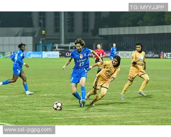 武汉女足外援奥乌苏错失绝佳机会踢中边网令人扼腕叹息